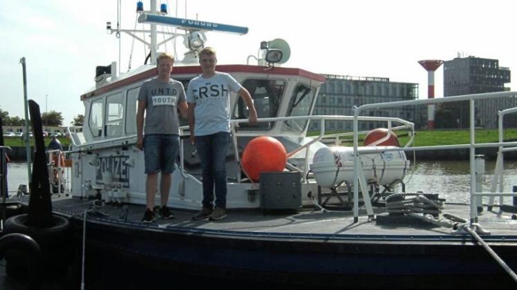 Die beiden jungen Retter wurden bei der Wasserschutzpolizei in Bremerhaven begrüßt. 