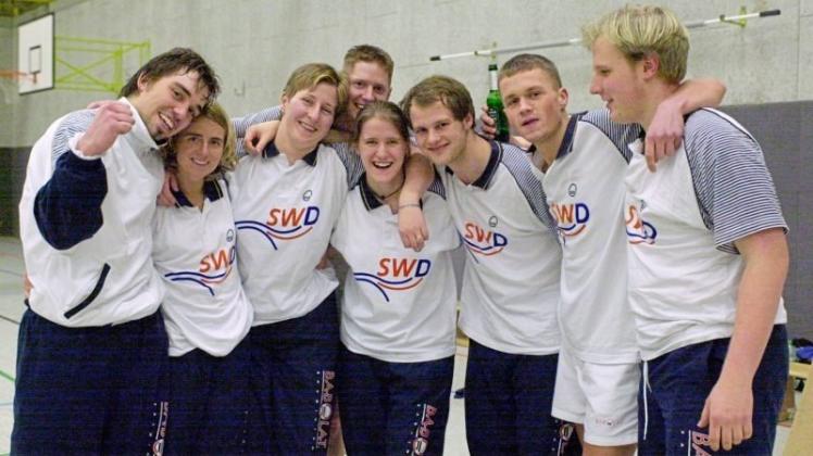 Dieser Mannschaft des Delmenhorster FC gelang 2002/03 der Aufstieg in die Regionalliga. Das Foto zeigt von links Finn Kornau, Martina Oestmann, Anja Eilers, Frank Eilers, Julia Lange, Tim Alvermann, Marcin Sieminski und Tim-Christian Fandrich. 