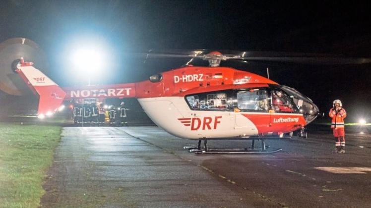 Ganderkeseer Feuerwehrleute halfen bei Landung und Start des Rettungshubschraubers Christoph Niedersachsen und sorgten für Licht. 
