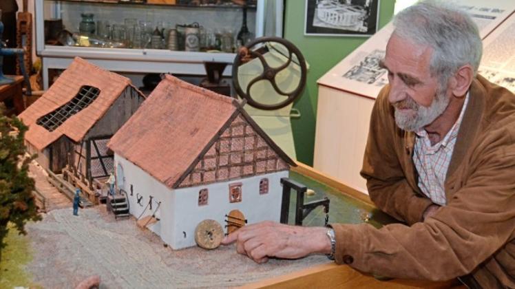Roland Buschmeyer zeigt den Museumsbesuchern auch stets das Modell der Hasberger Mühle nach Unterlagen von 1687. 