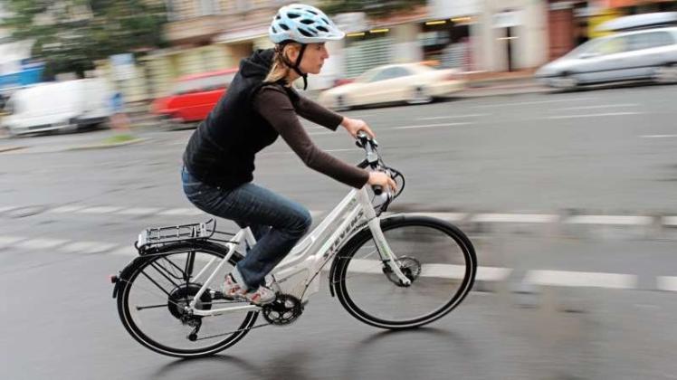 Elektrofahrräder werden immer beliebter. Wegen höherer Unfallzahlen wird wieder über eine Helmpflicht debattiert. 