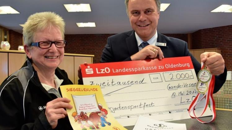 Gemeinsame Freude über die 2000-Euro-Spende: (von links) Inge de Groot und LzO-Filialeiter Jürgen Hertrampf.