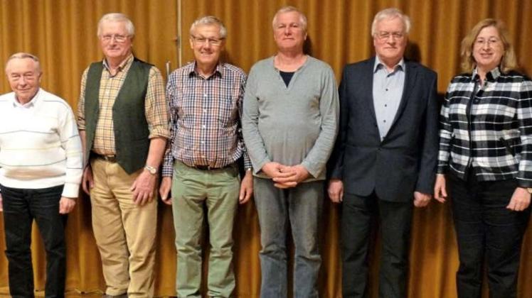 Der gewählte Vorstand des Männergesangvereins Rabber mit Ortsbürgermeisterin (von links): Reinhard Bartosch, Friedrich Gerdom, Karl-Heinz Bruns, Uwe Bruns, Jürgen Greger und Ann Bruns. 