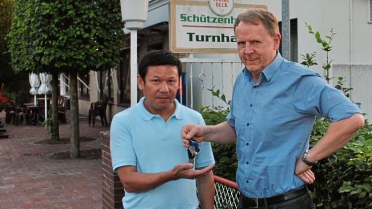 Die Hoffnung auf eine neue dauerhafte gastronomische Adresse in Immer war groß, als Hergen Carl Witte (rechts) seinem neuen Pächter Changmei Lin im September 2016 die Schlüssel übergab. 