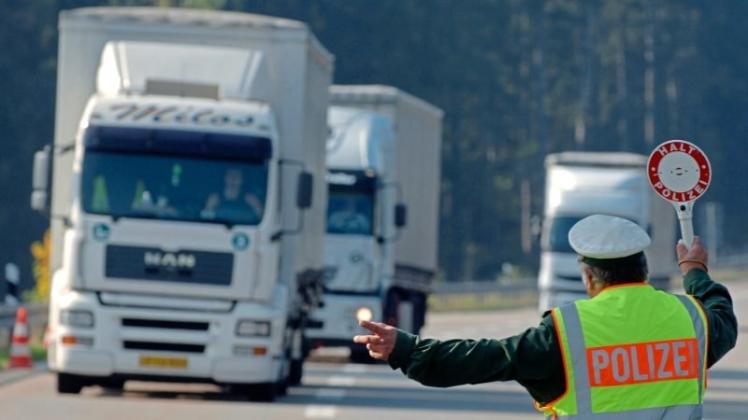 Die Polizei hat am Donnerstag auf der Autobahn 1 bei Wildeshausen den gewerblichen Güterverkehr kontrolliert und bei 18 von 21 Fahrzeugen gravierende Mängel entdeckt. Symbolfoto: dpa Die Polizei hat am Donnerstag auf der Autobahn 1 bei Wildeshausen den gewerblichen Güterverkehr kontrolliert und bei 18 von 21 Fahrzeugen gravierende Mängel entdeckt. Symbolfoto: dpa