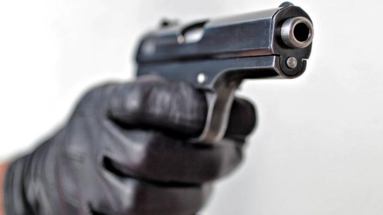 Mit einer Schusswaffe ist ein Kiosk-Mitarbeiter in Ganderkesee bedroht worden. Symbolfoto: imago/CTK Photo