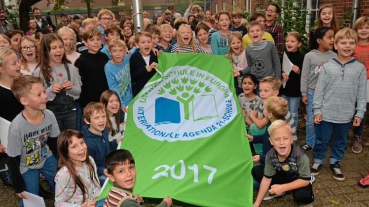 Weitere zwei Jahre Umweltschule in Europa: Die Grundschule Schierbrok freut sich beim Hissen der Flagge auf dem Schulhof über die Auszeichnung des Kultusministeriums. 