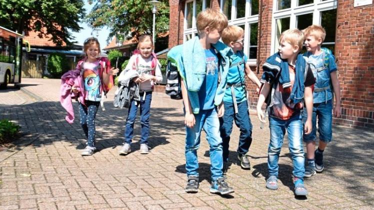 Gemeinsam macht es mehr Spaß: Viele Grundschüler gehen in Gruppen zusammen mit Mitschülern zur Grundschule Lange Straße und auch wieder zurück nach Hause. 