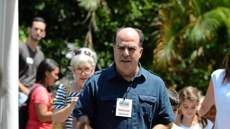Parlamentspräsident Julio Borges nimmt an einem von der Opposition abgehaltenen inoffiziellen Plebiszit gegen Maduros Pläne für eine Verfassungsreform teil. 