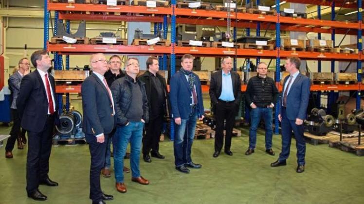 Dennis Hempelmann (rechts) erläuterte den Vertretern des MEMA-Lenkungskreises die Arbeitsweisen in der Hedelius-Maschinenfabrik. 