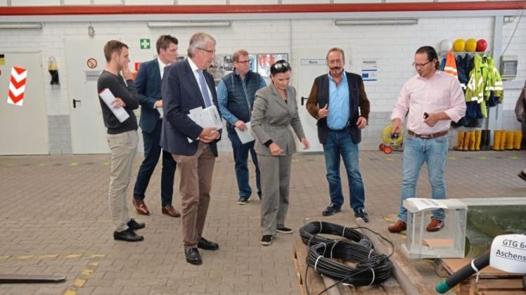 Anoden für den Korrosionsschutz von Pipelines stellte Waldemar Korupp (zweiter von rechts) den Gästen von der CDU-Twist vor. 