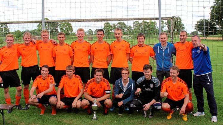So sehen Sieger aus: Den Pokal der Samtgemeinde Neuenkirchen hat die SG Voltlage gewonnen. 