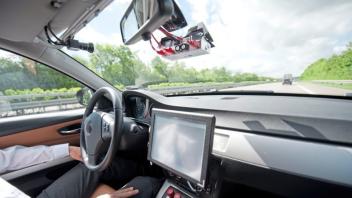 So sieht die Zukunft aus: Ein autonom fahrendes Auto ermöglicht es dem Fahrer, die Hände vom Lenkrad zu nehmen. 