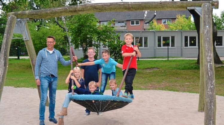 Carsten Raschen ist sich mit den Huder Kindern einig: Der schon um Mobilbauten für Krippenkinder verkleinerte Spielplatz an der Jägerstraße muss Spielplatz bleiben. 