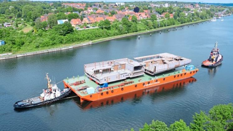Durch den Nord-Ostsee-Kanal wurden die ersten Sektionen der „AIDAnova“ von Emden nach Rostock geschleppt. 