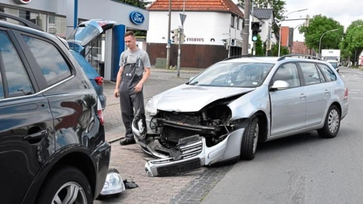 Das Fahrzeug des Unfallverursachers musste mit einem Abschleppwagen abtransportiert werden. Das Fahrzeug des Unfallverursachers musste mit einem Abschleppwagen abtransportiert werden.