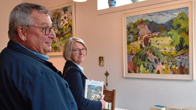 Die Ganderkeseer Pia und Klaus Handke bewundern Willi Oltmanns’ Gemälde „Heuernte auf Gut Langenwisch“ und die anderen aktuell im Malerhaus ausgestellten Ölgemälde. 
