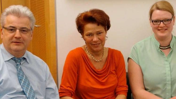 Freuen sich über die Fortsetzung der Förderung: (von links) Bundestagsabgeordneter Axel Knoerig, die Stuhrer MGH-Leiterin Daniela Gräf und ihre Barnstorfer Kollegin ChristineTrenkamp. 