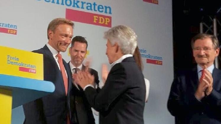 Applaus für das gelungene Comeback: In der Berliner FDP-Parteizentrale, dem Hans-Genscher-Haus, genießen Christian Linder und Christian Dürr (v.l.) den Zuspruch. 