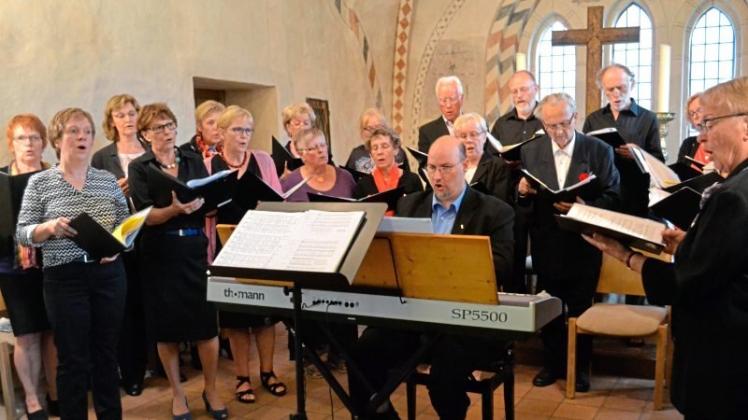 Einen beeindruckenden Querschnitt durch ihr geistliches und weltliches Repertoire hat die Kantorei unter der Leitung von Ralf Mühlbrandt (am E-Piano) am Sonntag in der St.-Katharinen-Kirche geboten. Einen beeindruckenden Querschnitt durch ihr geistliches und weltliches Repertoire hat die Kantorei unter der Leitung von Ralf Mühlbrandt (am E-Piano) am Sonntag in der St.-Katharinen-Kirche geboten.