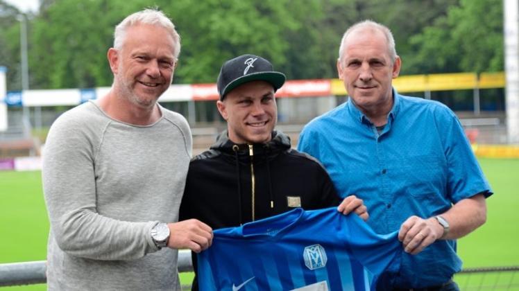 Der nächste Neuzugang für den SV Meppen: Nico Granatowski (M.) sammelte bereits Drittligaerfahrung. Mario Neumann (l.) und Heiner Beckmann präsentierten den Offensivspieler in der Hänsch-Arena. 