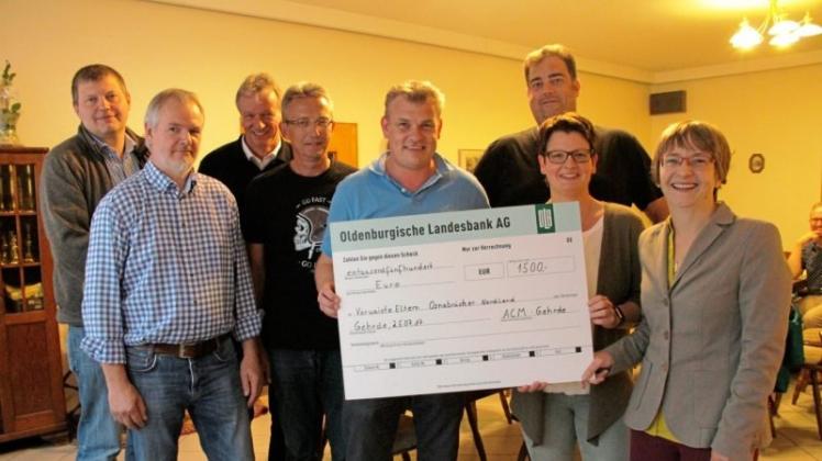 Für Verwaiste Eltern spendete der ACM Gehrde den Erlös der Motorradausfahrt mit Gottesdienst im Frühjahr: Von links: Jens Meyer, Hermann Willoh, Andreas Karsch, Holger Glenewinkel, Matthias Prinz, Jürgen Kirk vom ACM mit Vanessa Wübbelmann und Pastorin Stefanie Lohmann. 