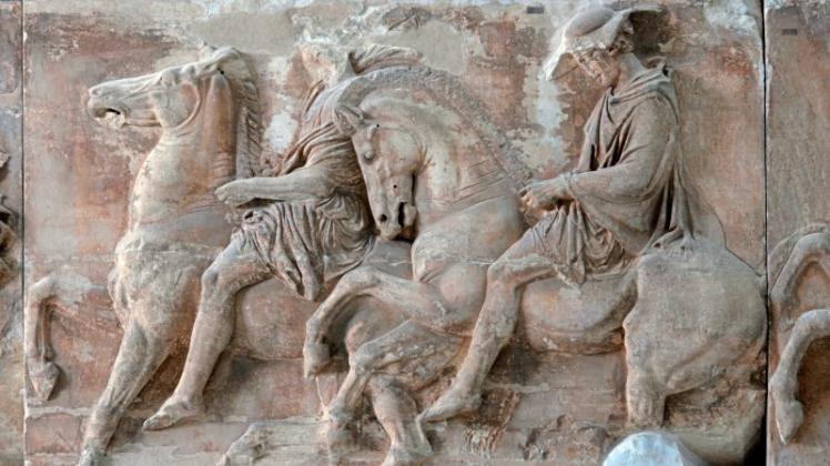 Reiter sollen mit ihrem Ritt durch Athen die Documenta 2017 eröffnen: Ein Relief am West-Fries der Akropolis in Athen zeigt antike Reiter abgebildet. 