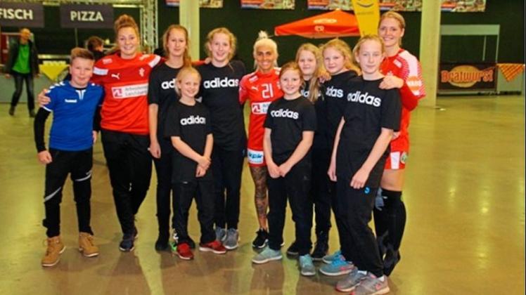 Erinnerungsfoto mit dänischen Nationalspielerinnen: Nachwuchsteams der TS Hoykenkamp besuchten WM-Vorrundenspiele in Oldenburg. E- und D-Jugendspielerinnen des Vereins waren Teil der Einlaufzeremonien. 