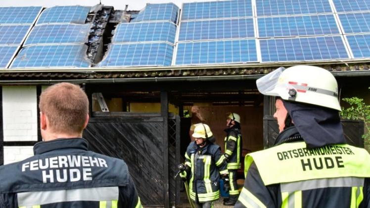 Durch einen Kurzschluss in einer Photovoltaikanlage ist nach ersten Erkenntnissen der Feuerwehr am Samstagnachmittag in Hude an der Hurreler Straße ein Dachstuhlbrand entstanden. 