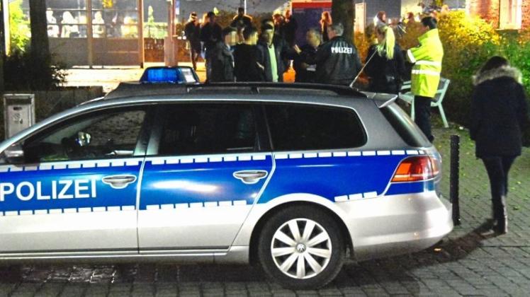 Unmittelbar nach der Tat hatten Polizisten am Ganderkeseer Bahnhof zahlreiche Jugendliche vorübergehend festgesetzt. Archivfoto: Thorsten Konkel