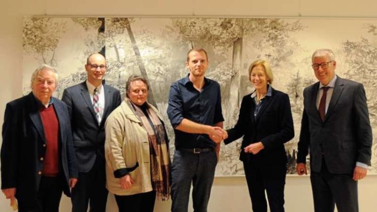 Sebastian Bartel (4. von links) ist neuer Franz-Hecker-Stipendiat. Dem Preisträger gratulierten Hartmut Girke, Lars Pfeilsticker, Britta Rook, Ulrike Hamm und Bernd Heinemann (von links). 