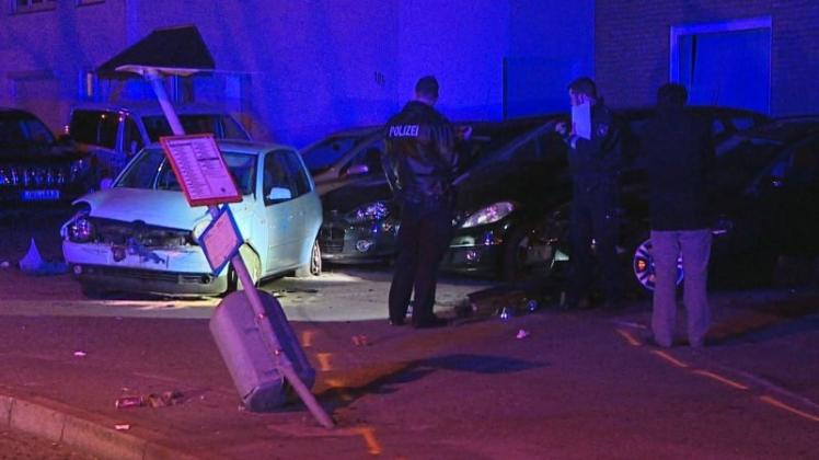Eine 20-jährige Autofahrerin hat in der Nacht zu Mittwoch die Kontrolle über ihren VW Lupo verloren und ist daraufhin in vier Autos eines Gebrauchtwagenhändlers an der Stedinger Straße gekracht. 