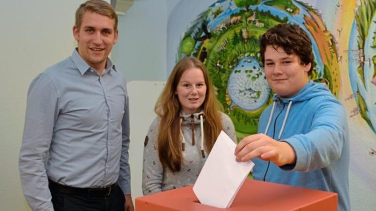 Jonas macht es vor, begutachtet von Thore Güldner und Chalina Röbesaat: Am 2. Oktober ist U18-Wahl im Jugendhof Steinkimmen. Jonas macht es vor, begutachtet von Thore Güldner und Chalina Röbesaat: Am 2. Oktober ist U18-Wahl im Jugendhof Steinkimmen.