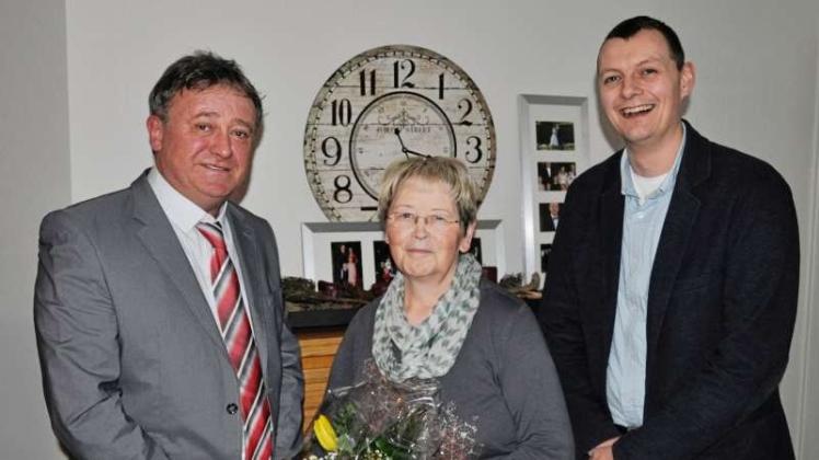 22 Jahre trug Josefa Rolfes (Mitte) die Lingener Tagespost in Handrup und Umgebung aus. Mit einem Blumenstrauß bedankten sich Clemens Wübben (links) und Frank Jansen von den NOZ Medien Emsland. 
