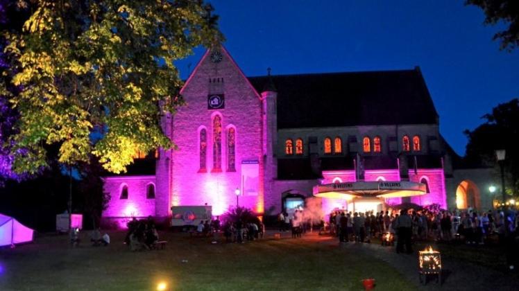 Mit dem Lichtspektakel „Church &amp; Flames“ feierte die Katholische Jugend Gellenbeck ihr 70-jähriges Bestehen. 