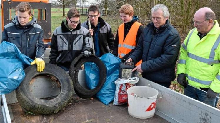 Auch auf Altöl und Altreifen sind die Müllsammeltrupps am Samstag in Bergedorf gestoßen. Unterm Strich hat sich das Müllproblem aber gebessert, stellten die rund 30 Helfer während ihrer zweistündigen Aktion fest. 