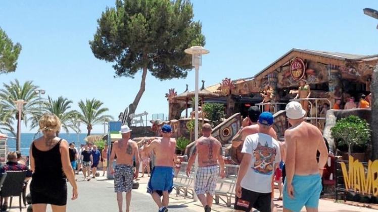 Touristen auf Mallorca: Generell sind die Bundesbürger dank der Konjunkturerholung und der guten Lage auf dem Arbeitsmarkt dem BTW zufolge in Reiselaune. Foto: Emilio Rappold