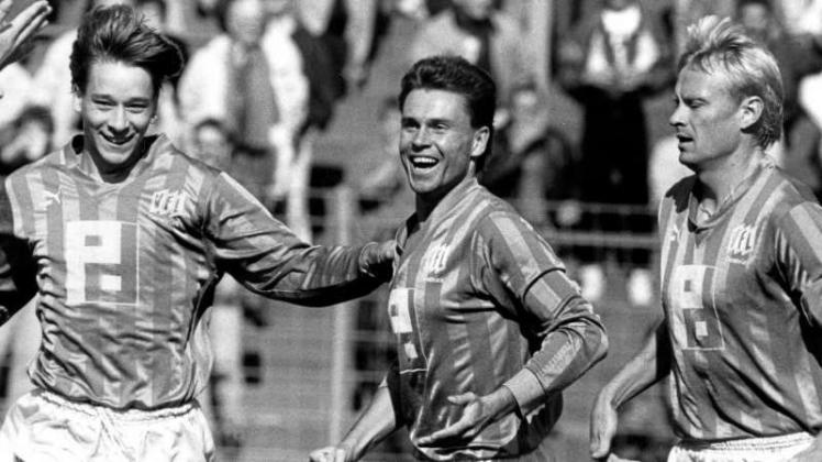 Fred Klaus (Mitte) im Trikot des VfL Osnabrück in der Saison 1993/94 – hier mit Ronald Maul (links) und Igor Bulanov. 
