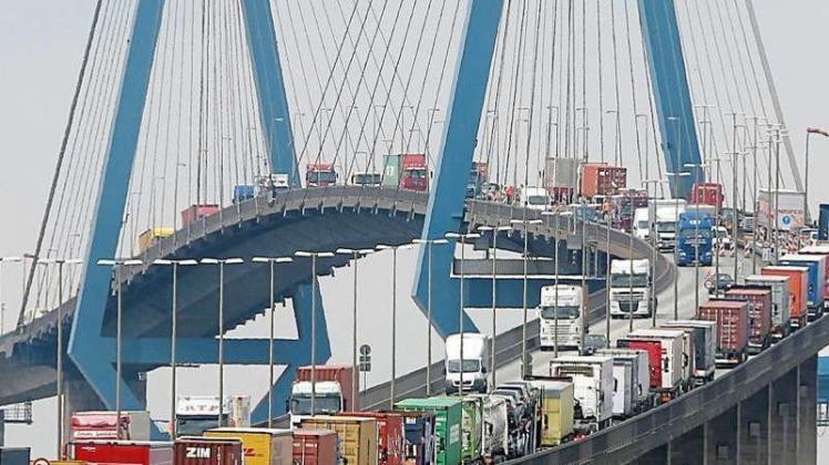 Jede Menge Ware auf dem Weg zu den Endverbrauchern: Lastwagen stauen sich auf der Köhlbrandbrücke im Hafen von Hamburg. 