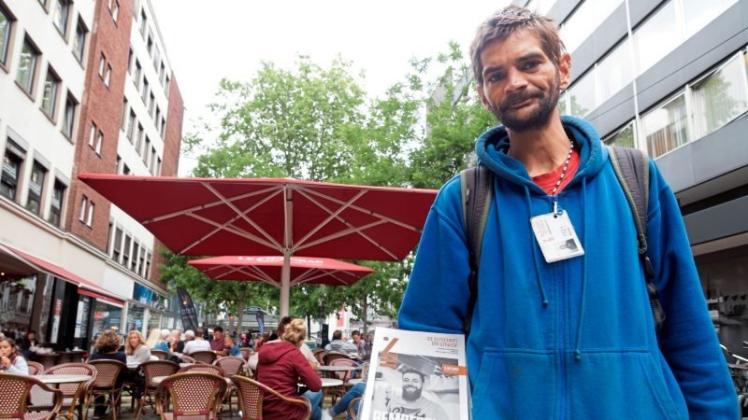 Auf seinem Rundweg durch die Stadt: Der Obdachlose Alexander D. versucht, die „Zeitschrift der Straße“ vor allem an die Besucher von Bremer Cafés zu verkaufen. 