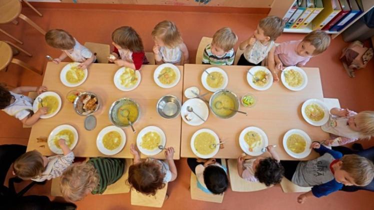Die Kosten für Mittagessen für Kinder in Krippen, Horten und Kitas sollen steigen. Symbolfoto: Georg Wendt/dpa