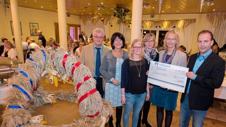 Ernteball des Landvolks Ganderkesee im Gasthof „Zur Linde“ in Grüppenbühren. Auf dem Foto stehen v.l.: Gerd Hanken, Astrid Grotelüschen, Thale Alfs, Heike Hohnholt , Anne Dirksen und Onno Osterloh. Ernteball des Landvolks Ganderkesee im Gasthof „Zur Linde“ in Grüppenbühren. Auf dem Foto stehen v.l.: Gerd Hanken, Astrid Grotelüschen, Thale Alfs, Heike Hohnholt , Anne Dirksen und Onno Osterloh.