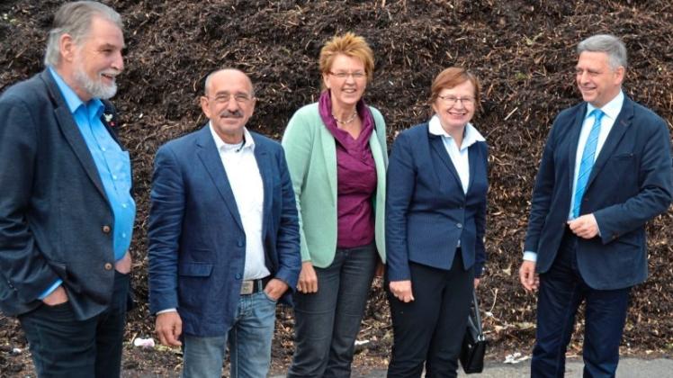 (Land-)Wirtschaftsabfall wird zu Kompost: (von links) Axel Brammer (SPD), Peter Schröder (Remondis), Susanne Mittag und Renate Geuter (SPD sowie Arend Cobi. 