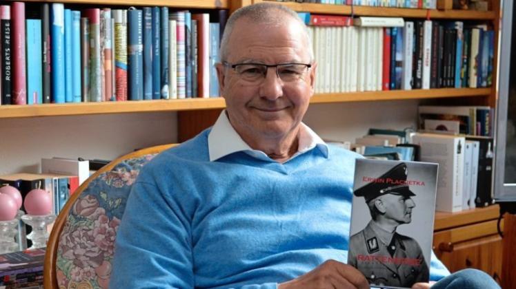 Ein teuflisches Erbe: Verleger und Autor Erwin Plachetka mit seinem neuesten Roman „Rattenerbe“. 