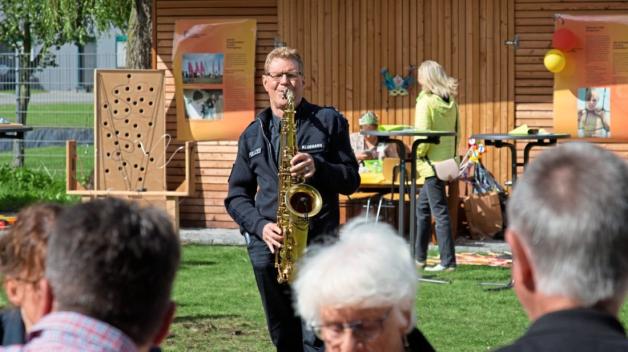 Im Garten wurde beim Sommerfest der Brücke Live-Musik geboten. Im Garten wurde beim Sommerfest der Brücke Live-Musik geboten.