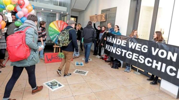 „Hände weg von der Kunstgeschichte“,  fordern Studenten der Uni Osnabrück am Rande der Senatssitzung am Mittwoch im Schloss. 