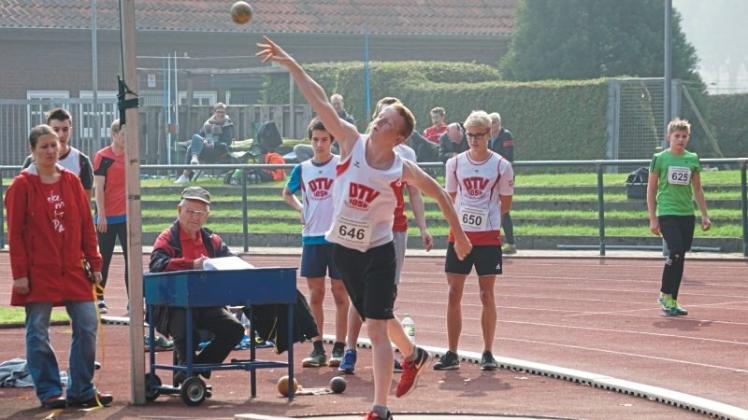 Letztes Open-Air-Meeting: Mit dem Herbstwerfertag im Stadion beendete der Leichtathletik-Kreis Delme-Hunte den Veranstaltungsreigen der Freiluftsaison 2017. Der Delmenhorster Turnverein beteiligte sich mit sechs Aktiven an den Wettkämpfen. Letztes Open-Air-Meeting: Mit dem Herbstwerfertag im Stadion beendete der Leichtathletik-Kreis Delme-Hunte den Veranstaltungsreigen der Freiluftsaison 2017. Der Delmenhorster Turnverein beteiligte sich mit sechs Aktiven an den Wettkämpfen.