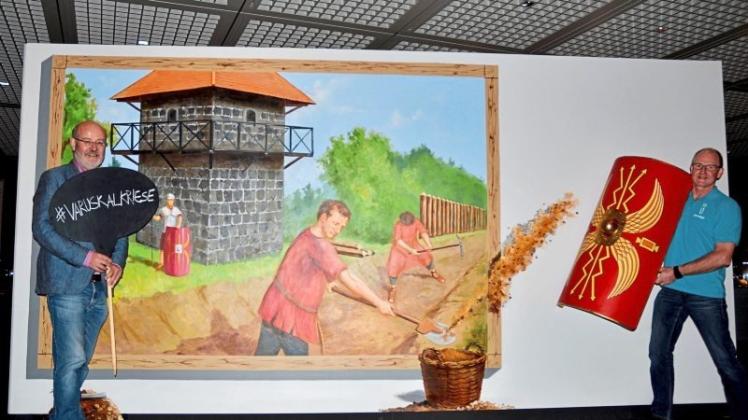 Freuen sich auf viele Fotos aus der 3D-Ausstellung: Joseph Rottmann, Geschäftsführer der Varusschlacht im Osnabrücker Land, und Thomas Jablonski, Innogy-Kommunalbetreuer. 