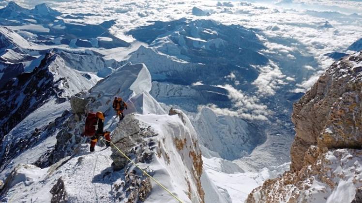Zusammen mit anderen Expeditionsteilnehmern und Sherpas bestieg Anja Blacha den Mount Everest. 