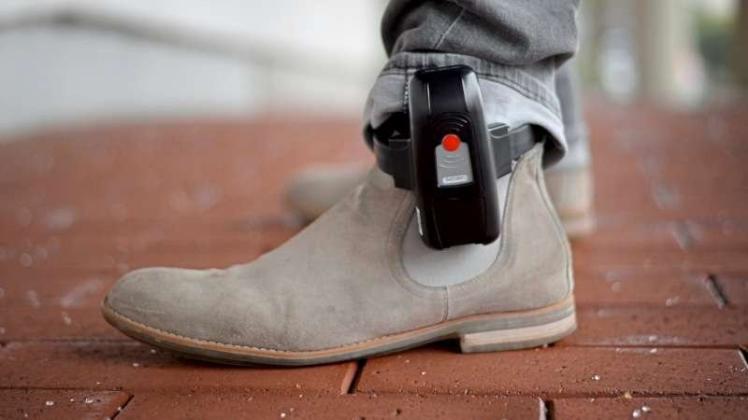 Mit Neuregelungen im Polizeigesetz will Niedersachsen möglichst schnell elektronische Fußfesseln gegen mögliche Terroristen einsetzen.